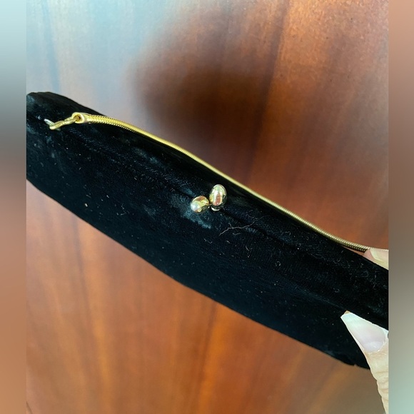 Stunning Black Velvet Vintage Evening Bag with Gold chain Handle & Kisslock Top - Picture 6 of 12